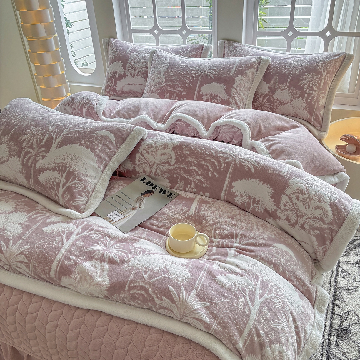 91家纺网 家纺一手货源 找家纺 金艾草 2025新款雕花绒兔毛包边牛奶绒床盖款四件套 森林秘境-豆沙