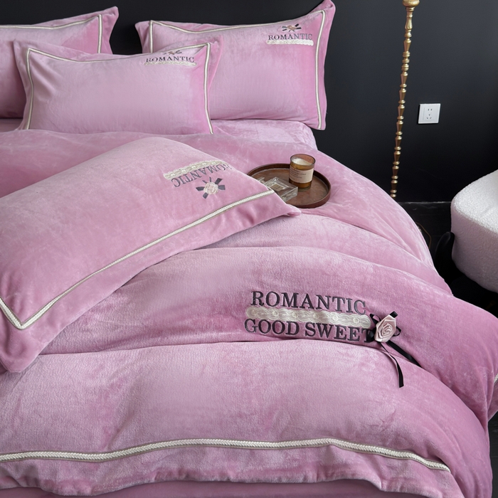 91家纺网 家纺一手货源 找家纺 优姿家纺 2025新款10斤牛奶绒绣花宽边花边压线保暖四件套-幽香玫瑰 幽香玫瑰—紫色