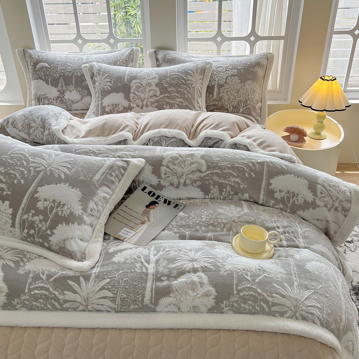 91家纺网 家纺一手货源 找家纺 金艾草 2025新款雕花绒兔毛包边牛奶绒床盖款四件套 森林秘境-灰