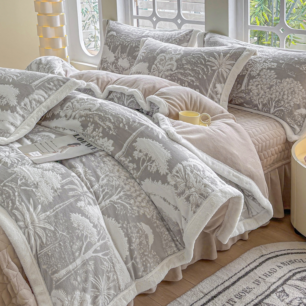 91家纺网 家纺一手货源 找家纺 金艾草 2025新款雕花绒兔毛包边牛奶绒床盖款四件套 森林秘境-灰