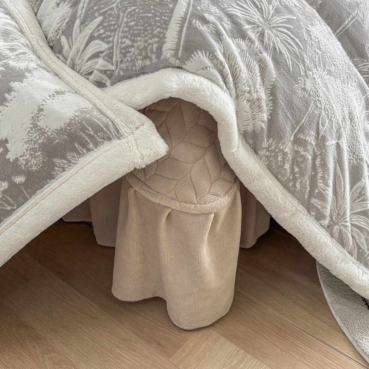 91家纺网 家纺一手货源 找家纺 金艾草 2025新款雕花绒兔毛包边牛奶绒床盖款四件套 森林秘境-灰