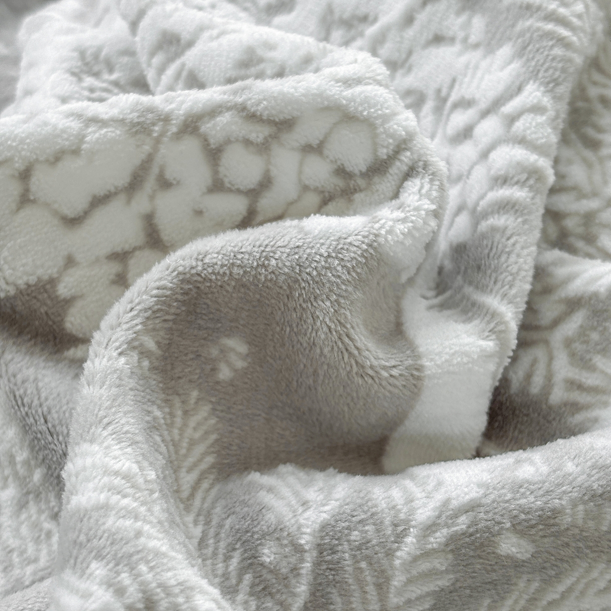 91家纺网 家纺一手货源 找家纺 金艾草 2025新款雕花绒兔毛包边牛奶绒床盖款四件套 森林秘境-灰