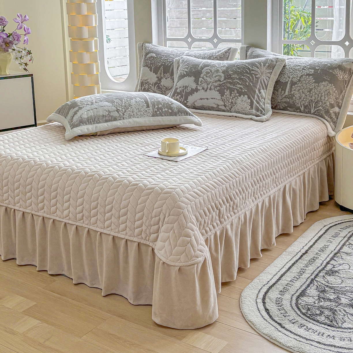 91家纺网 家纺一手货源 找家纺 金艾草 2025新款雕花绒兔毛包边牛奶绒床盖款四件套 森林秘境-灰