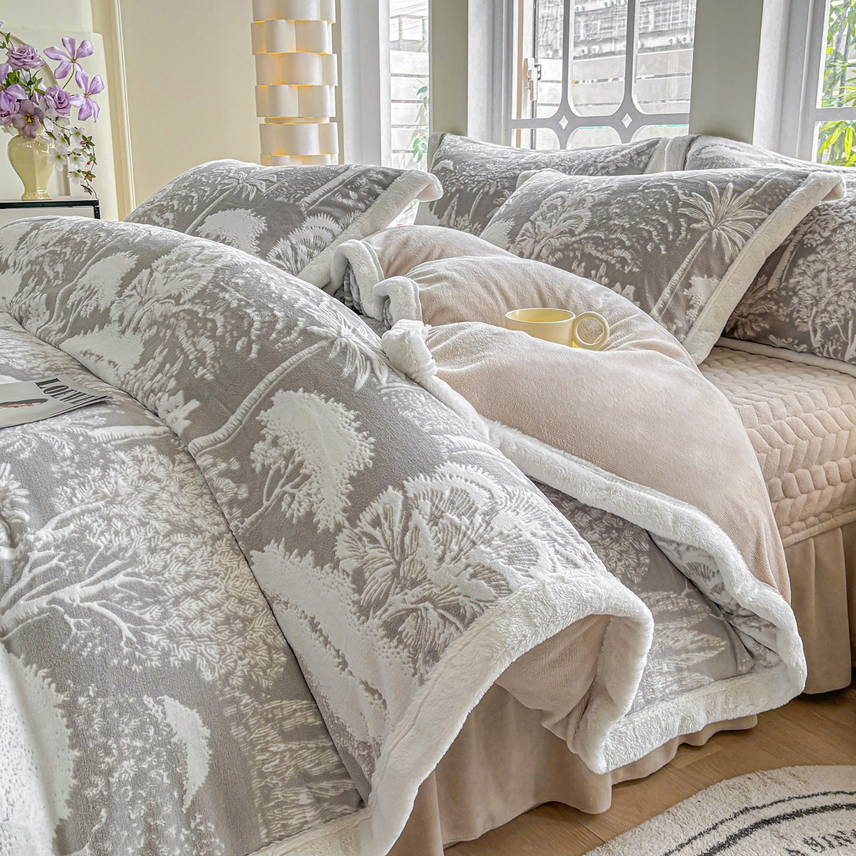 91家纺网 家纺一手货源 找家纺 金艾草 2025新款雕花绒兔毛包边牛奶绒床盖款四件套 森林秘境-灰