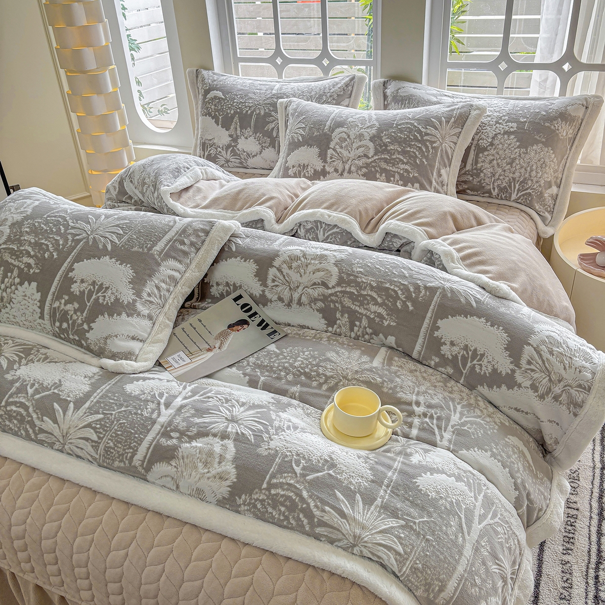 91家纺网 家纺一手货源 找家纺 金艾草 2025新款雕花绒兔毛包边牛奶绒床盖款四件套 森林秘境-灰