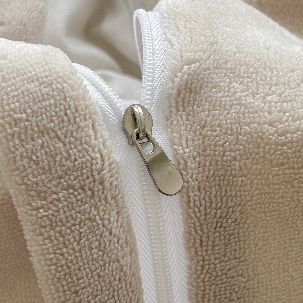 91家纺网 家纺一手货源 找家纺 金艾草 2025新款雕花绒兔毛包边牛奶绒床盖款四件套 森林秘境-灰