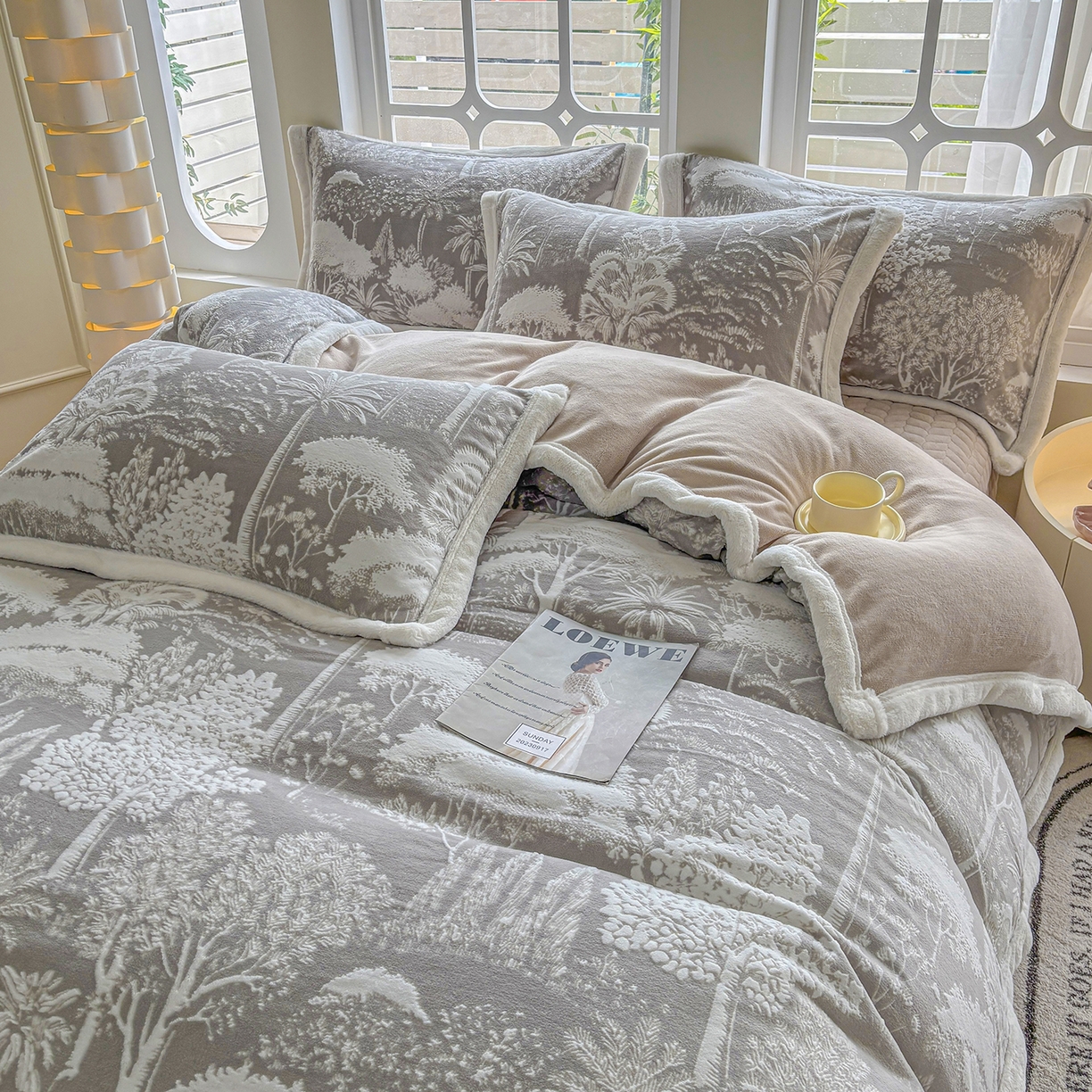 91家纺网 家纺一手货源 找家纺 金艾草 2025新款雕花绒兔毛包边牛奶绒床盖款四件套 森林秘境-灰