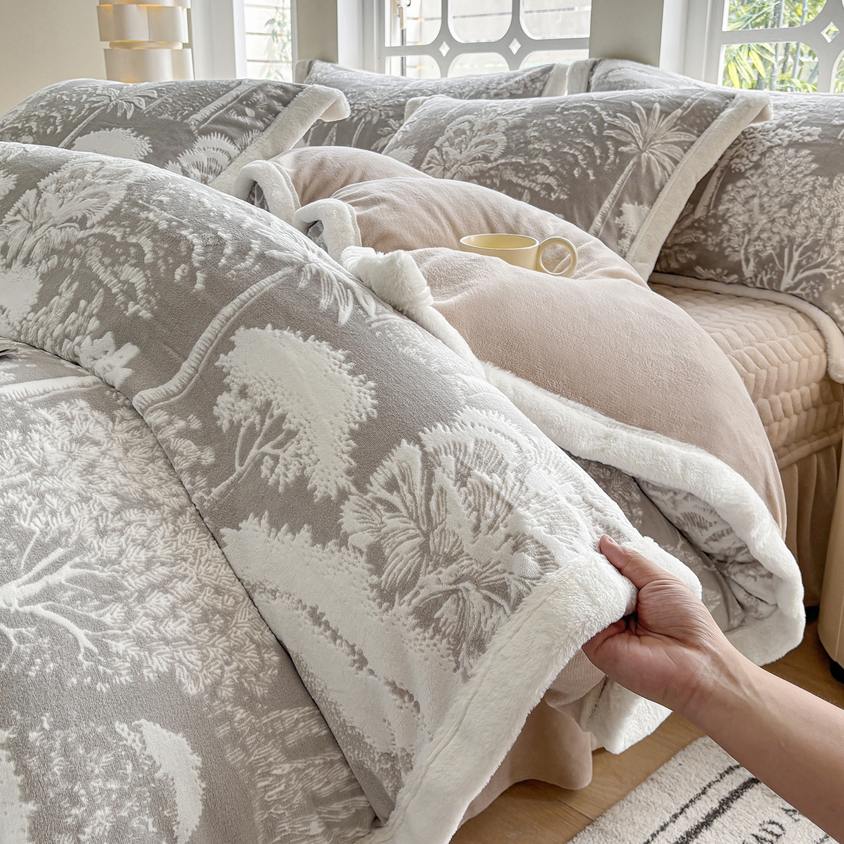 91家纺网 家纺一手货源 找家纺 金艾草 2025新款雕花绒兔毛包边牛奶绒床盖款四件套 森林秘境-灰