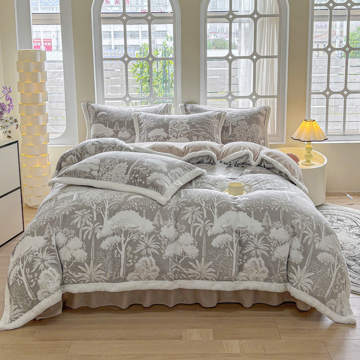 91家纺网 家纺一手货源 找家纺 金艾草 2025新款雕花绒兔毛包边牛奶绒床盖款四件套 森林秘境-灰