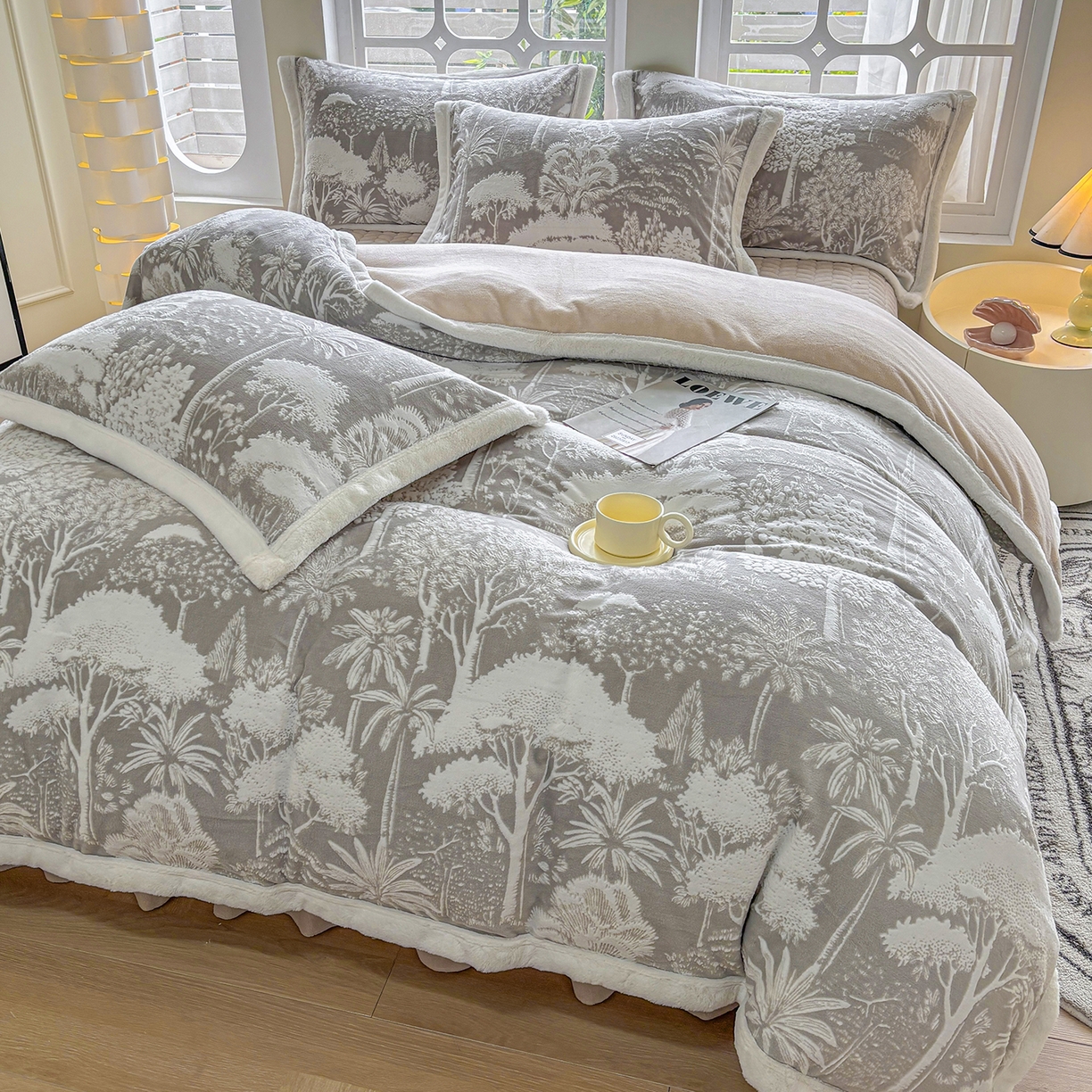 金艾草 2025新款雕花绒兔毛包边牛奶绒床盖款四件套 森林秘境-灰