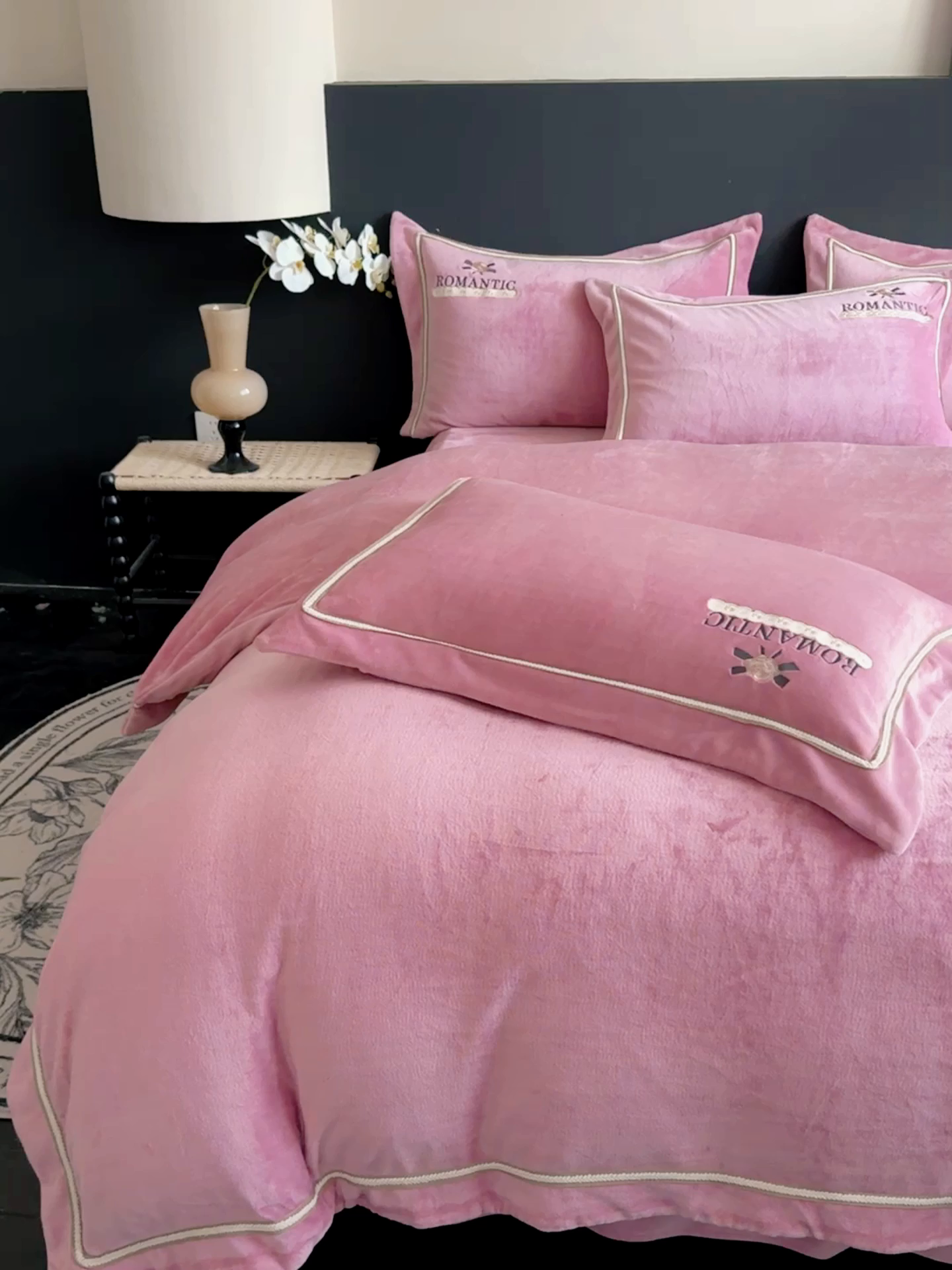 91家纺网 家纺一手货源 找家纺 优姿家纺 2025新款10斤牛奶绒绣花宽边花边压线保暖四件套-幽香玫瑰 幽香玫瑰—紫色