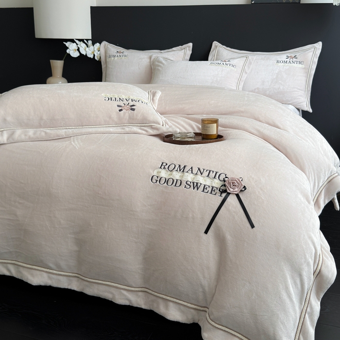 91家纺网 家纺一手货源 找家纺 优姿家纺 2025新款10斤牛奶绒绣花宽边花边压线保暖四件套-幽香玫瑰 幽香玫瑰—米色