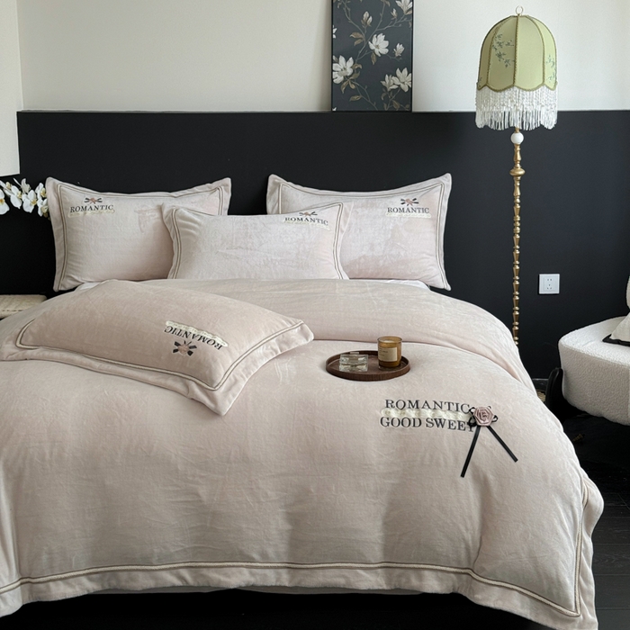 91家纺网 家纺一手货源 找家纺 优姿家纺 2025新款10斤牛奶绒绣花宽边花边压线保暖四件套-幽香玫瑰 幽香玫瑰—米色