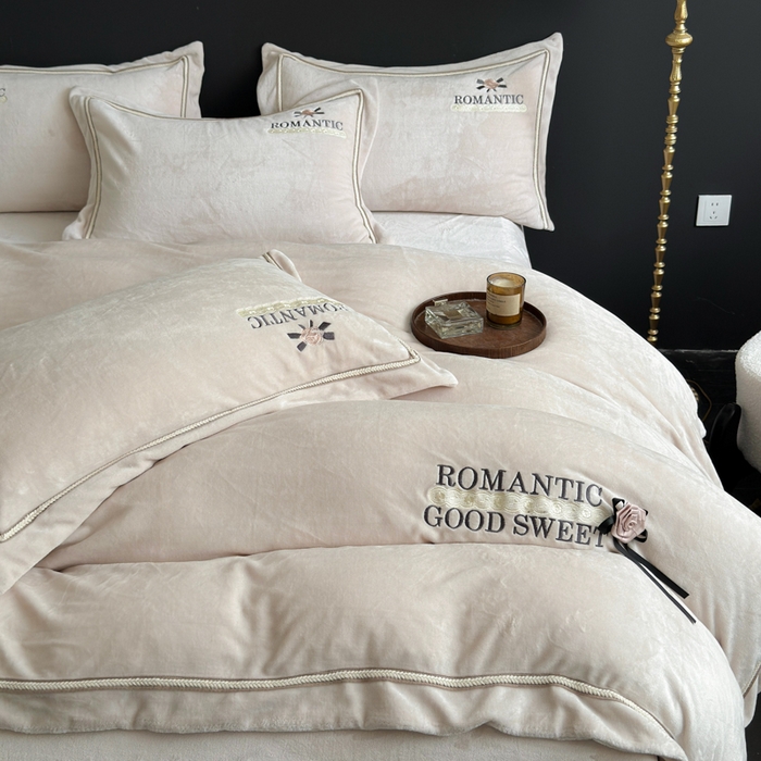 91家纺网 家纺一手货源 找家纺 优姿家纺 2025新款10斤牛奶绒绣花宽边花边压线保暖四件套-幽香玫瑰 幽香玫瑰—米色