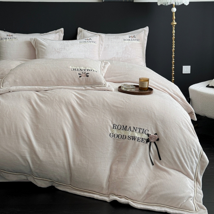 91家纺网 家纺一手货源 找家纺 优姿家纺 2025新款10斤牛奶绒绣花宽边花边压线保暖四件套-幽香玫瑰 幽香玫瑰—米色