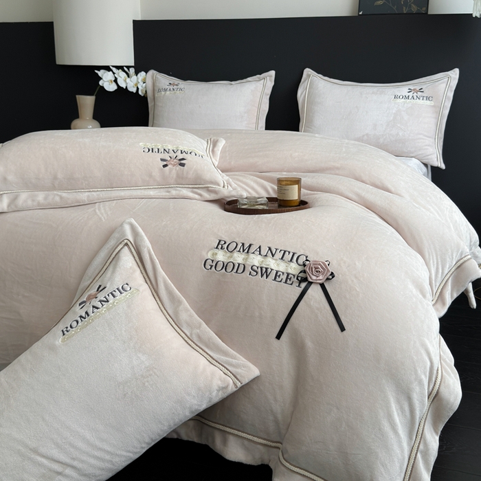 91家纺网 家纺一手货源 找家纺 优姿家纺 2025新款10斤牛奶绒绣花宽边花边压线保暖四件套-幽香玫瑰 幽香玫瑰—米色