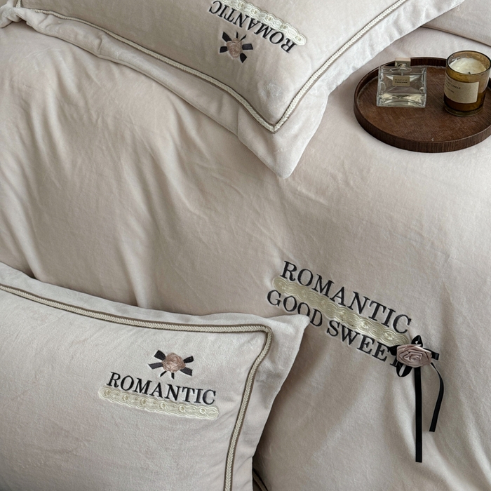 91家纺网 家纺一手货源 找家纺 优姿家纺 2025新款10斤牛奶绒绣花宽边花边压线保暖四件套-幽香玫瑰 幽香玫瑰—米色