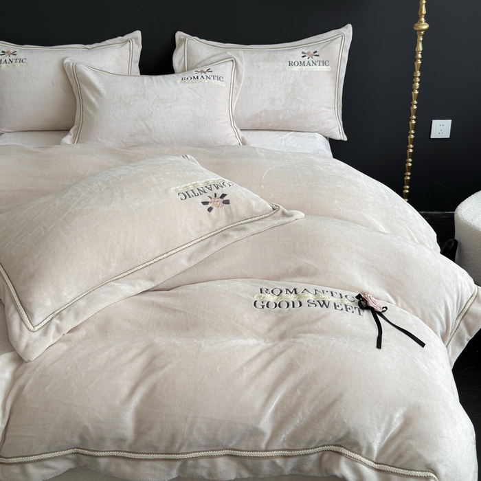 91家纺网 家纺一手货源 找家纺 优姿家纺 2025新款10斤牛奶绒绣花宽边花边压线保暖四件套-幽香玫瑰 幽香玫瑰—米色