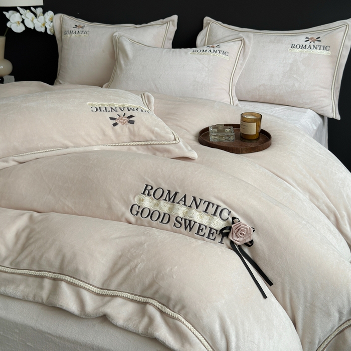 91家纺网 家纺一手货源 找家纺 优姿家纺 2025新款10斤牛奶绒绣花宽边花边压线保暖四件套-幽香玫瑰 幽香玫瑰—米色