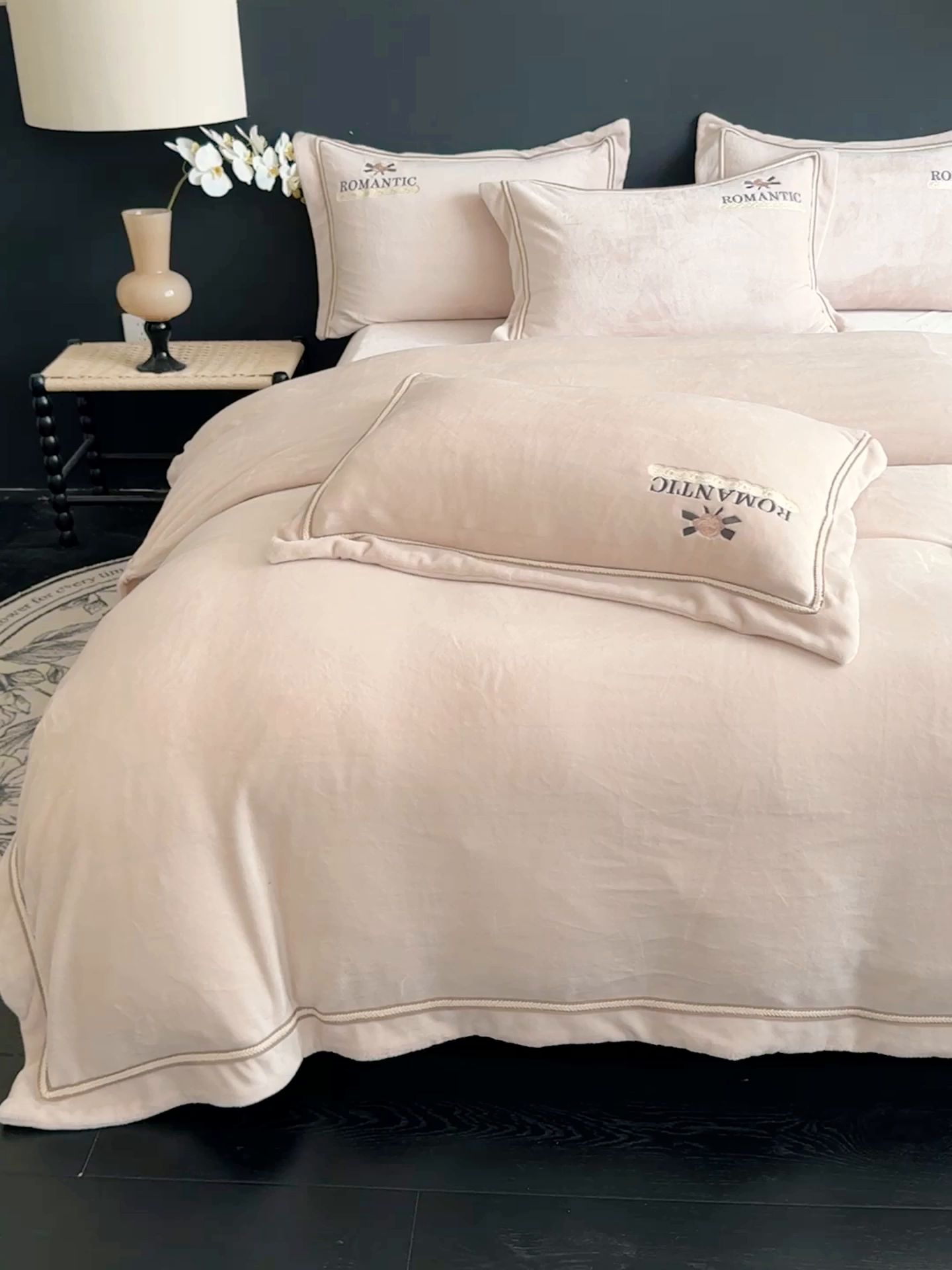 91家纺网 家纺一手货源 找家纺 优姿家纺 2025新款10斤牛奶绒绣花宽边花边压线保暖四件套-幽香玫瑰 幽香玫瑰—米色