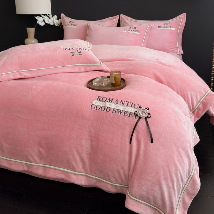 91家纺网 家纺一手货源 找家纺 优姿家纺 2025新款10斤牛奶绒绣花宽边花边压线保暖四件套-幽香玫瑰 幽香玫瑰—少女粉