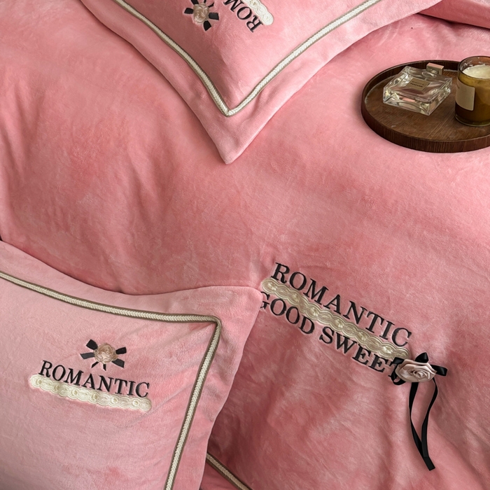 91家纺网 家纺一手货源 找家纺 优姿家纺 2025新款10斤牛奶绒绣花宽边花边压线保暖四件套-幽香玫瑰 幽香玫瑰—少女粉