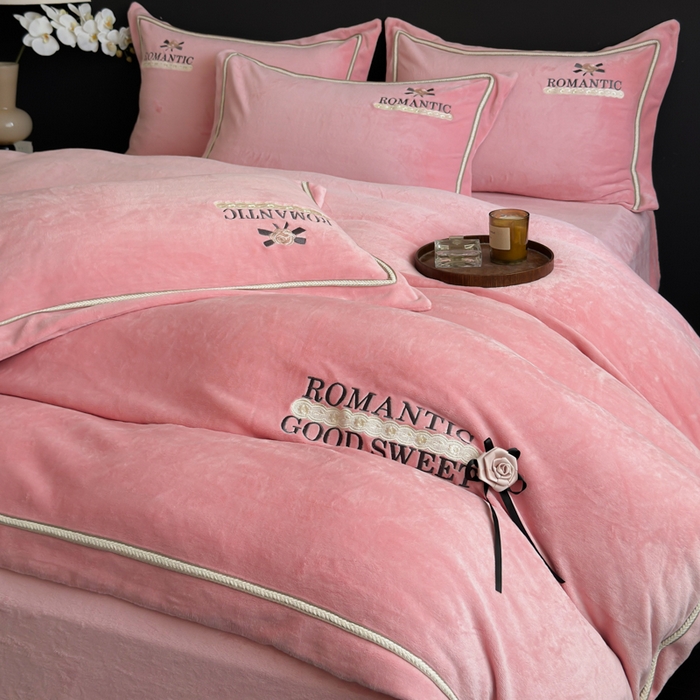 91家纺网 家纺一手货源 找家纺 优姿家纺 2025新款10斤牛奶绒绣花宽边花边压线保暖四件套-幽香玫瑰 幽香玫瑰—少女粉