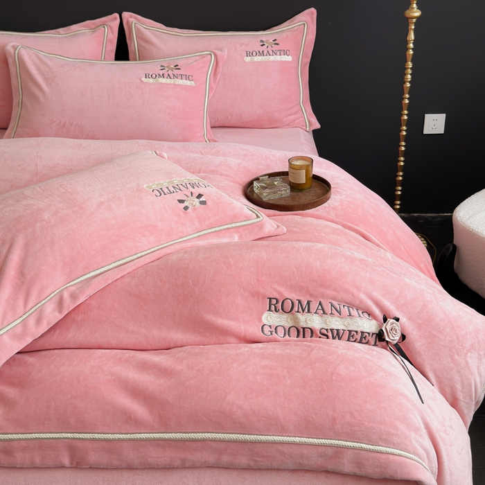 91家纺网 家纺一手货源 找家纺 优姿家纺 2025新款10斤牛奶绒绣花宽边花边压线保暖四件套-幽香玫瑰 幽香玫瑰—少女粉