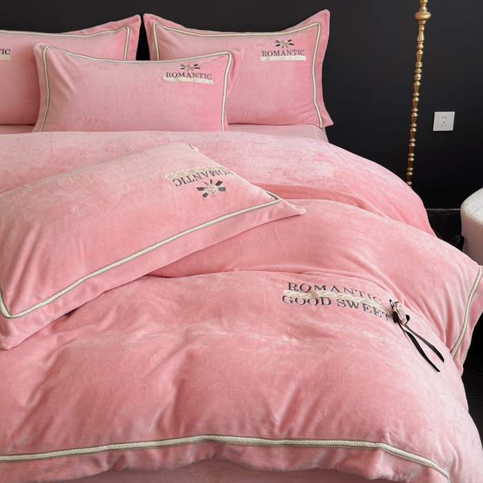 91家纺网 家纺一手货源 找家纺 优姿家纺 2025新款10斤牛奶绒绣花宽边花边压线保暖四件套-幽香玫瑰 幽香玫瑰—少女粉