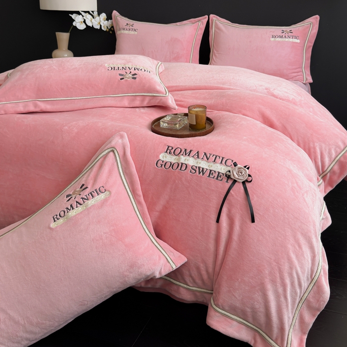 91家纺网 家纺一手货源 找家纺 优姿家纺 2025新款10斤牛奶绒绣花宽边花边压线保暖四件套-幽香玫瑰 幽香玫瑰—少女粉