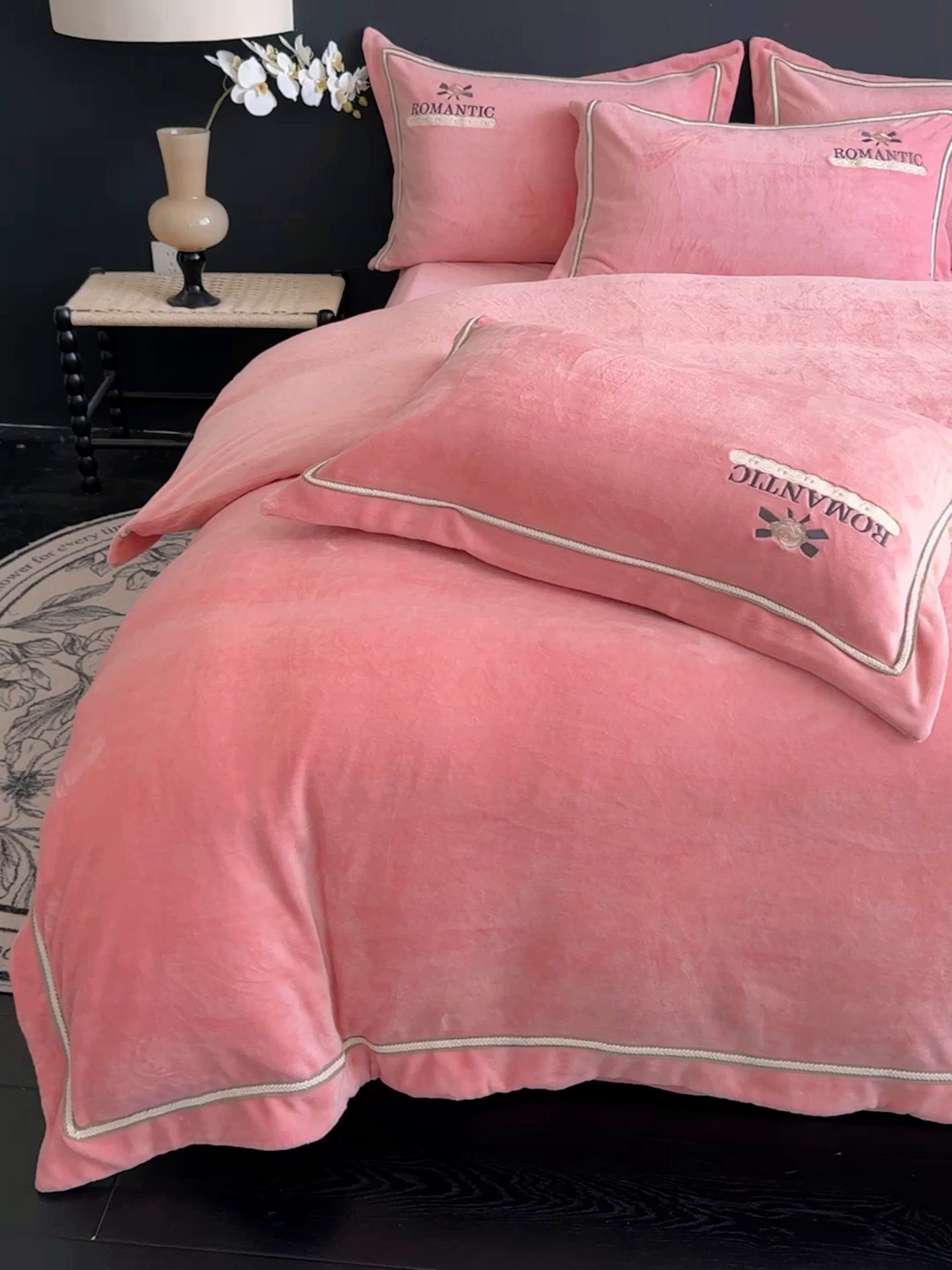 91家纺网 家纺一手货源 找家纺 优姿家纺 2025新款10斤牛奶绒绣花宽边花边压线保暖四件套-幽香玫瑰 幽香玫瑰—少女粉