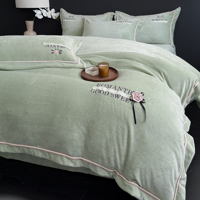 91家纺网 家纺一手货源 找家纺 优姿家纺 2025新款10斤牛奶绒绣花宽边花边压线保暖四件套-幽香玫瑰 幽香玫瑰—绿