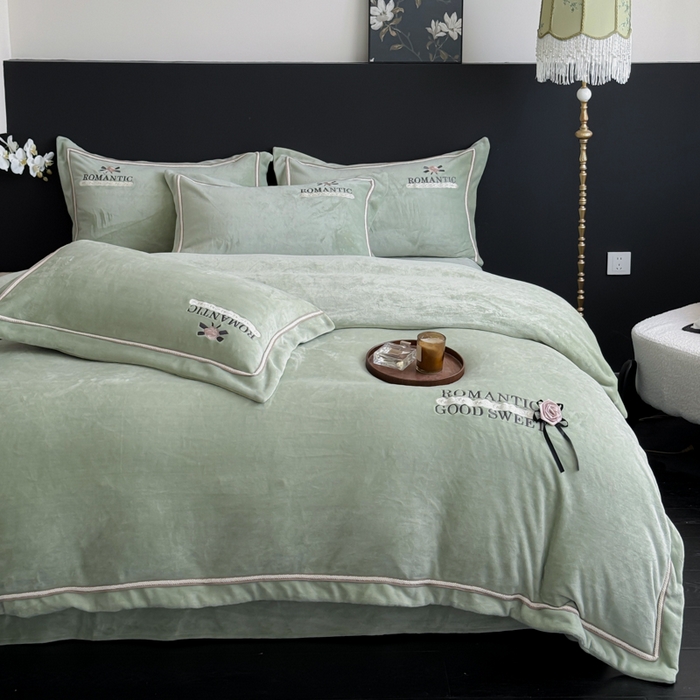 91家纺网 家纺一手货源 找家纺 优姿家纺 2025新款10斤牛奶绒绣花宽边花边压线保暖四件套-幽香玫瑰 幽香玫瑰—绿