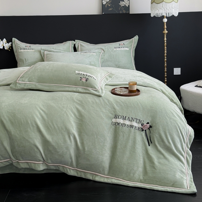 91家纺网 家纺一手货源 找家纺 优姿家纺 2025新款10斤牛奶绒绣花宽边花边压线保暖四件套-幽香玫瑰 幽香玫瑰—绿