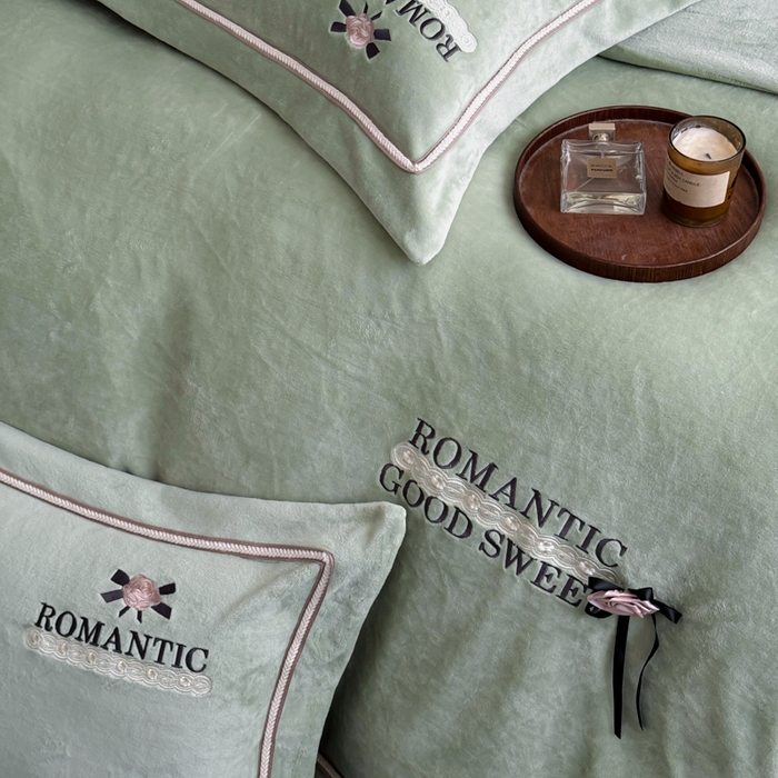 91家纺网 家纺一手货源 找家纺 优姿家纺 2025新款10斤牛奶绒绣花宽边花边压线保暖四件套-幽香玫瑰 幽香玫瑰—绿