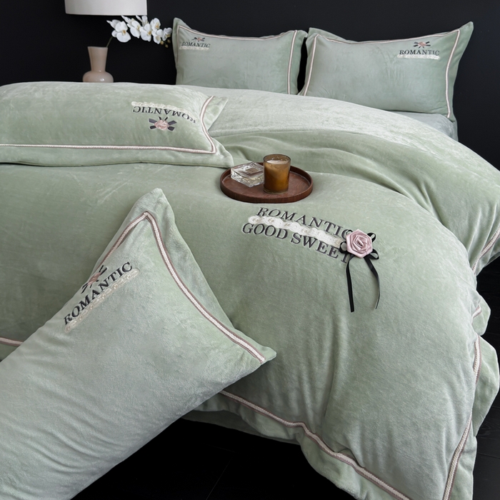 91家纺网 家纺一手货源 找家纺 优姿家纺 2025新款10斤牛奶绒绣花宽边花边压线保暖四件套-幽香玫瑰 幽香玫瑰—绿