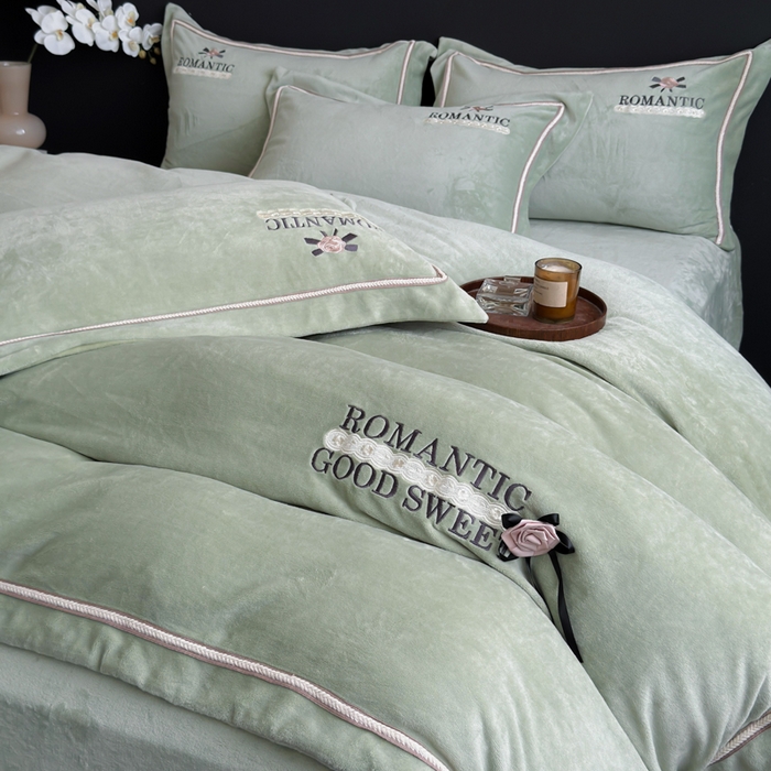 91家纺网 家纺一手货源 找家纺 优姿家纺 2025新款10斤牛奶绒绣花宽边花边压线保暖四件套-幽香玫瑰 幽香玫瑰—绿