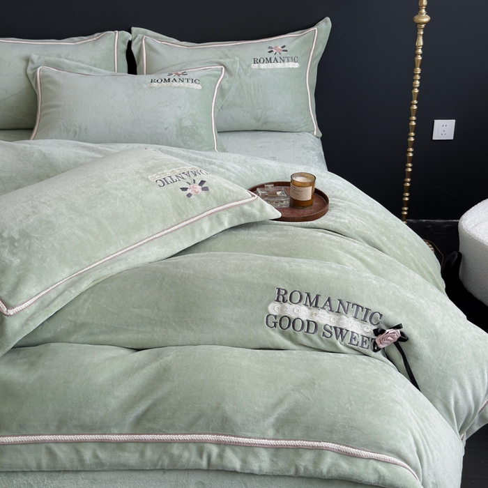 91家纺网 家纺一手货源 找家纺 优姿家纺 2025新款10斤牛奶绒绣花宽边花边压线保暖四件套-幽香玫瑰 幽香玫瑰—绿