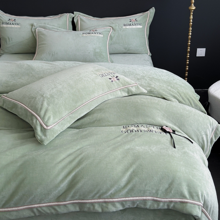 91家纺网 家纺一手货源 找家纺 优姿家纺 2025新款10斤牛奶绒绣花宽边花边压线保暖四件套-幽香玫瑰 幽香玫瑰—绿