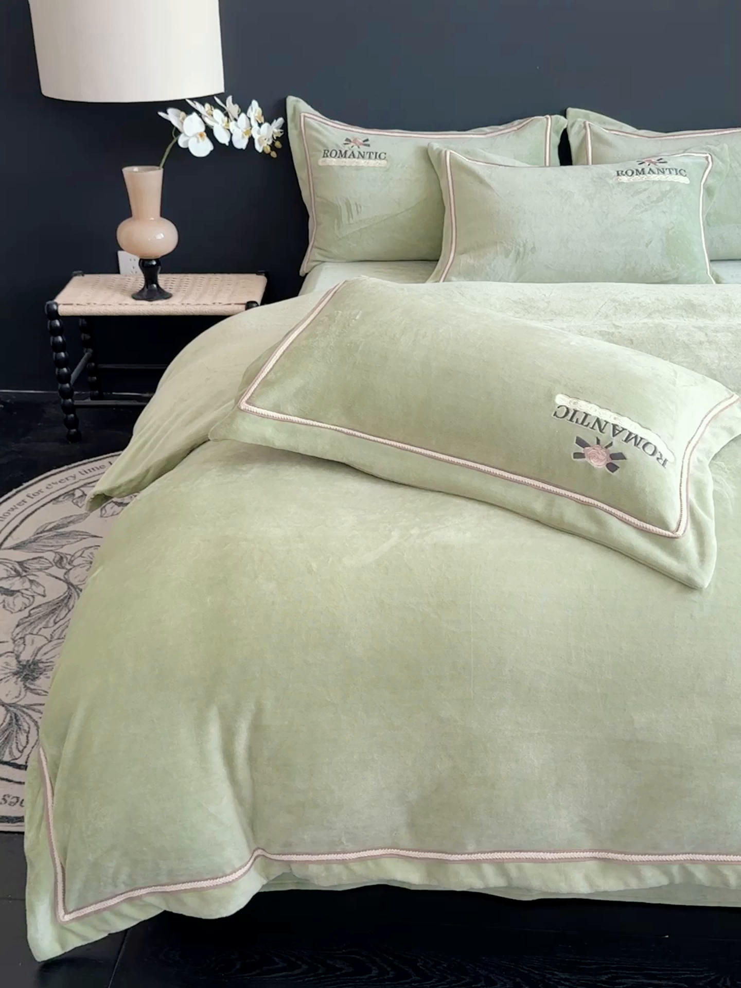 91家纺网 家纺一手货源 找家纺 优姿家纺 2025新款10斤牛奶绒绣花宽边花边压线保暖四件套-幽香玫瑰 幽香玫瑰—绿