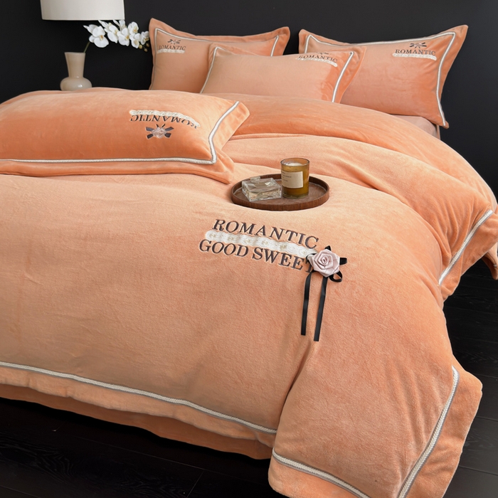 91家纺网 家纺一手货源 找家纺 优姿家纺 2025新款10斤牛奶绒绣花宽边花边压线保暖四件套-幽香玫瑰 幽香玫瑰—桔色