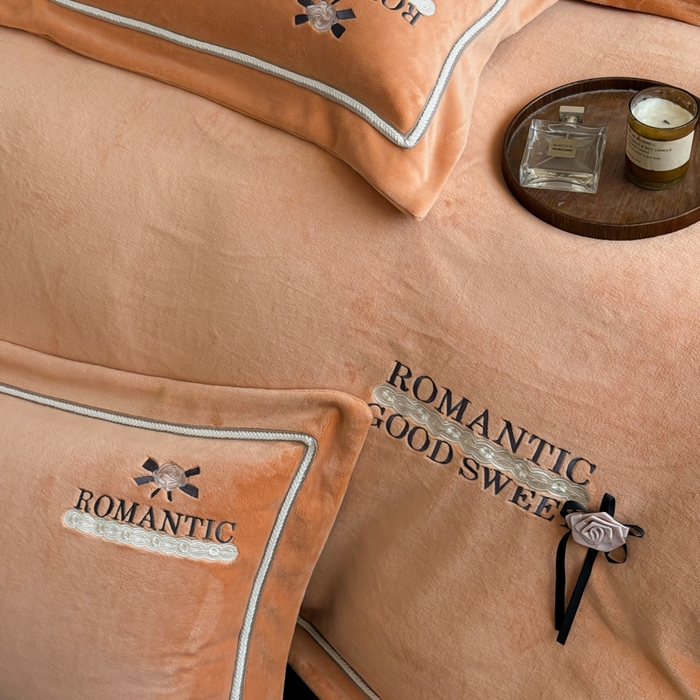 91家纺网 家纺一手货源 找家纺 优姿家纺 2025新款10斤牛奶绒绣花宽边花边压线保暖四件套-幽香玫瑰 幽香玫瑰—桔色