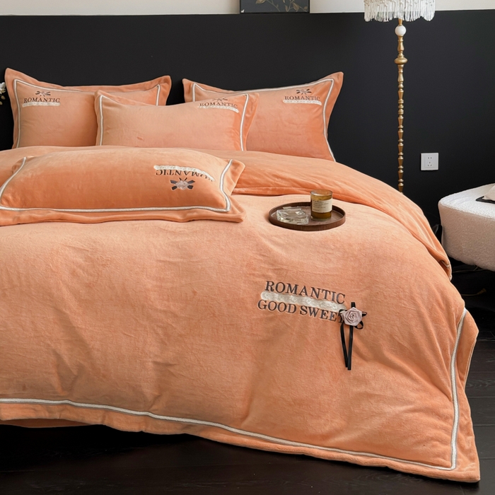 91家纺网 家纺一手货源 找家纺 优姿家纺 2025新款10斤牛奶绒绣花宽边花边压线保暖四件套-幽香玫瑰 幽香玫瑰—桔色