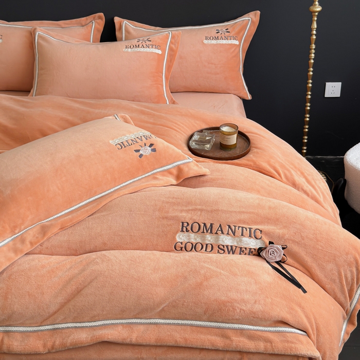 91家纺网 家纺一手货源 找家纺 优姿家纺 2025新款10斤牛奶绒绣花宽边花边压线保暖四件套-幽香玫瑰 幽香玫瑰—桔色