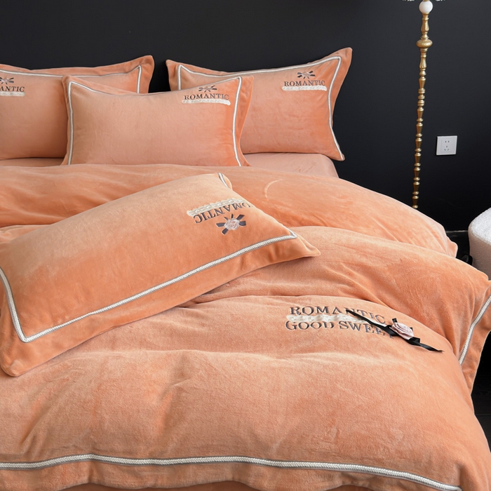 91家纺网 家纺一手货源 找家纺 优姿家纺 2025新款10斤牛奶绒绣花宽边花边压线保暖四件套-幽香玫瑰 幽香玫瑰—桔色