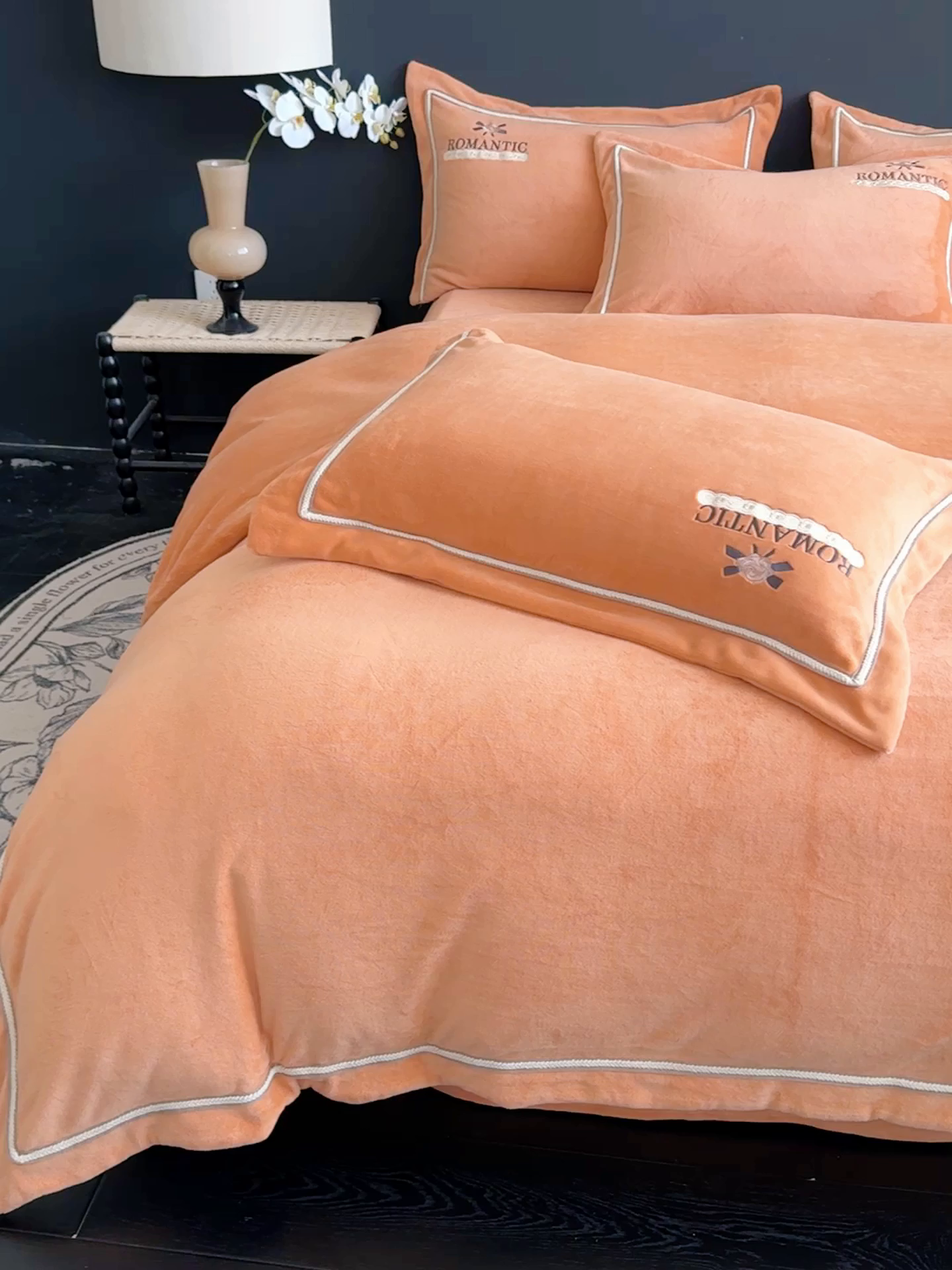 91家纺网 家纺一手货源 找家纺 优姿家纺 2025新款10斤牛奶绒绣花宽边花边压线保暖四件套-幽香玫瑰 幽香玫瑰—桔色