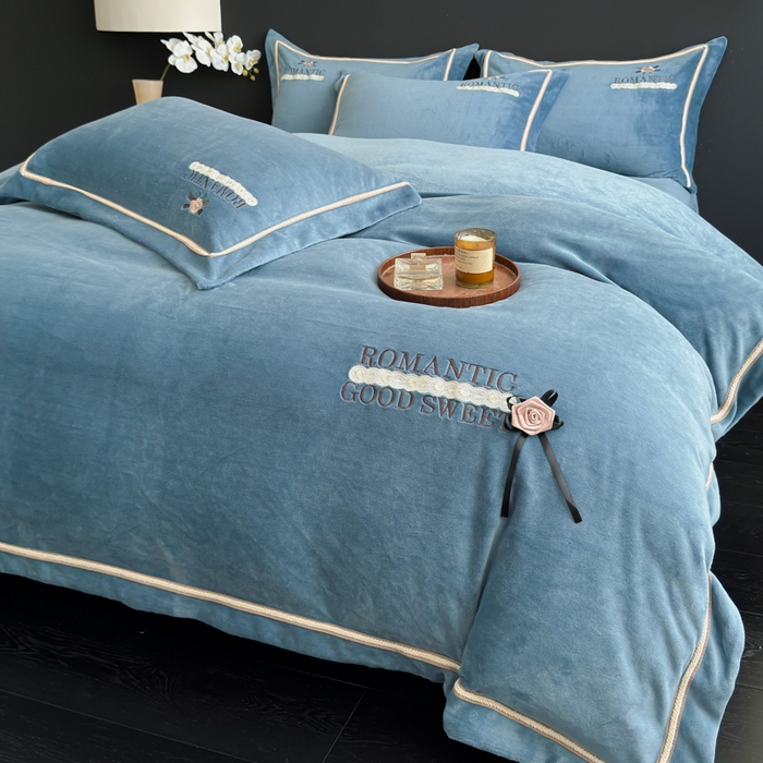 91家纺网 家纺一手货源 找家纺 优姿家纺 2025新款10斤牛奶绒绣花宽边花边压线保暖四件套-幽香玫瑰 幽香玫瑰—深蓝