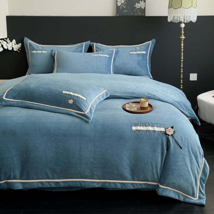 91家纺网 家纺一手货源 找家纺 优姿家纺 2025新款10斤牛奶绒绣花宽边花边压线保暖四件套-幽香玫瑰 幽香玫瑰—深蓝