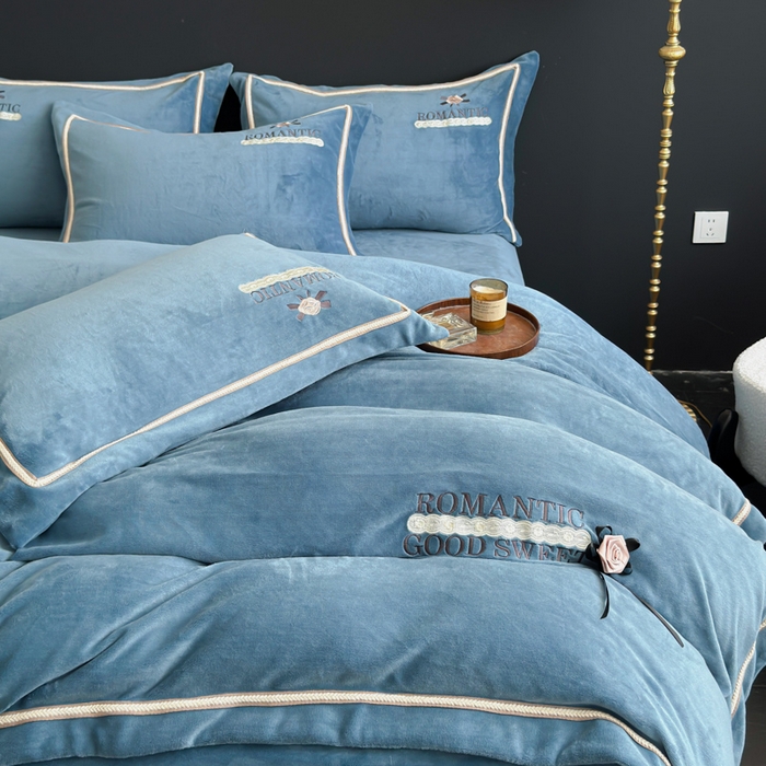 91家纺网 家纺一手货源 找家纺 优姿家纺 2025新款10斤牛奶绒绣花宽边花边压线保暖四件套-幽香玫瑰 幽香玫瑰—深蓝