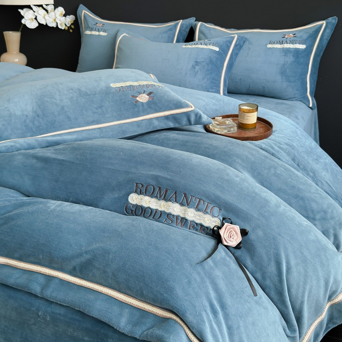 91家纺网 家纺一手货源 找家纺 优姿家纺 2025新款10斤牛奶绒绣花宽边花边压线保暖四件套-幽香玫瑰 幽香玫瑰—深蓝